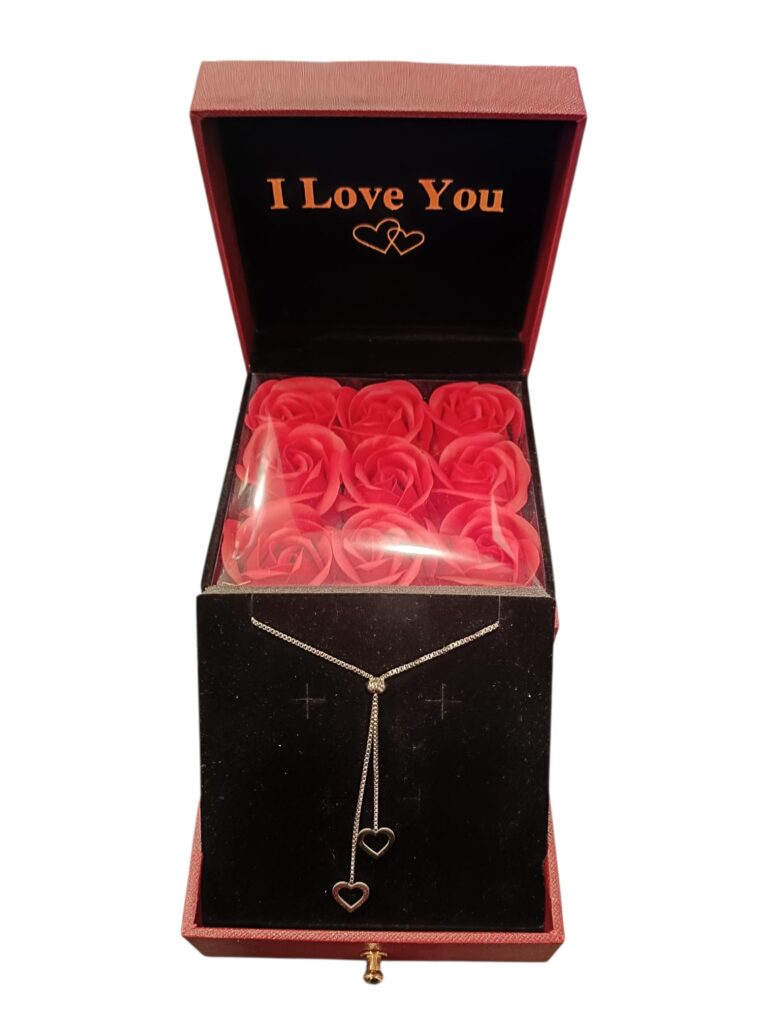 Scatola con collana e rose sintetiche 2