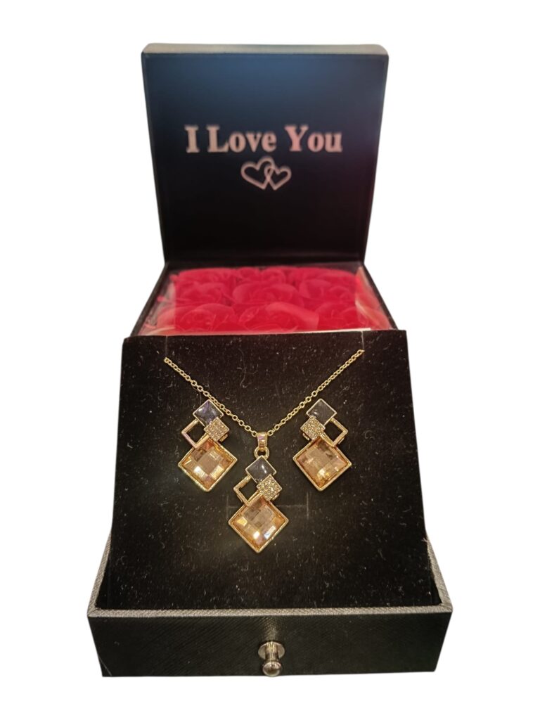 Scatola con set collane orecchini e rose sintetiche 2